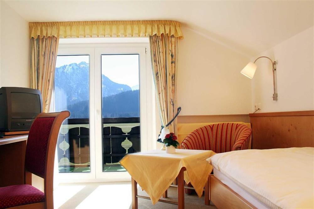 Hotel Cafe Fuggerhof Oberstdorf Room photo