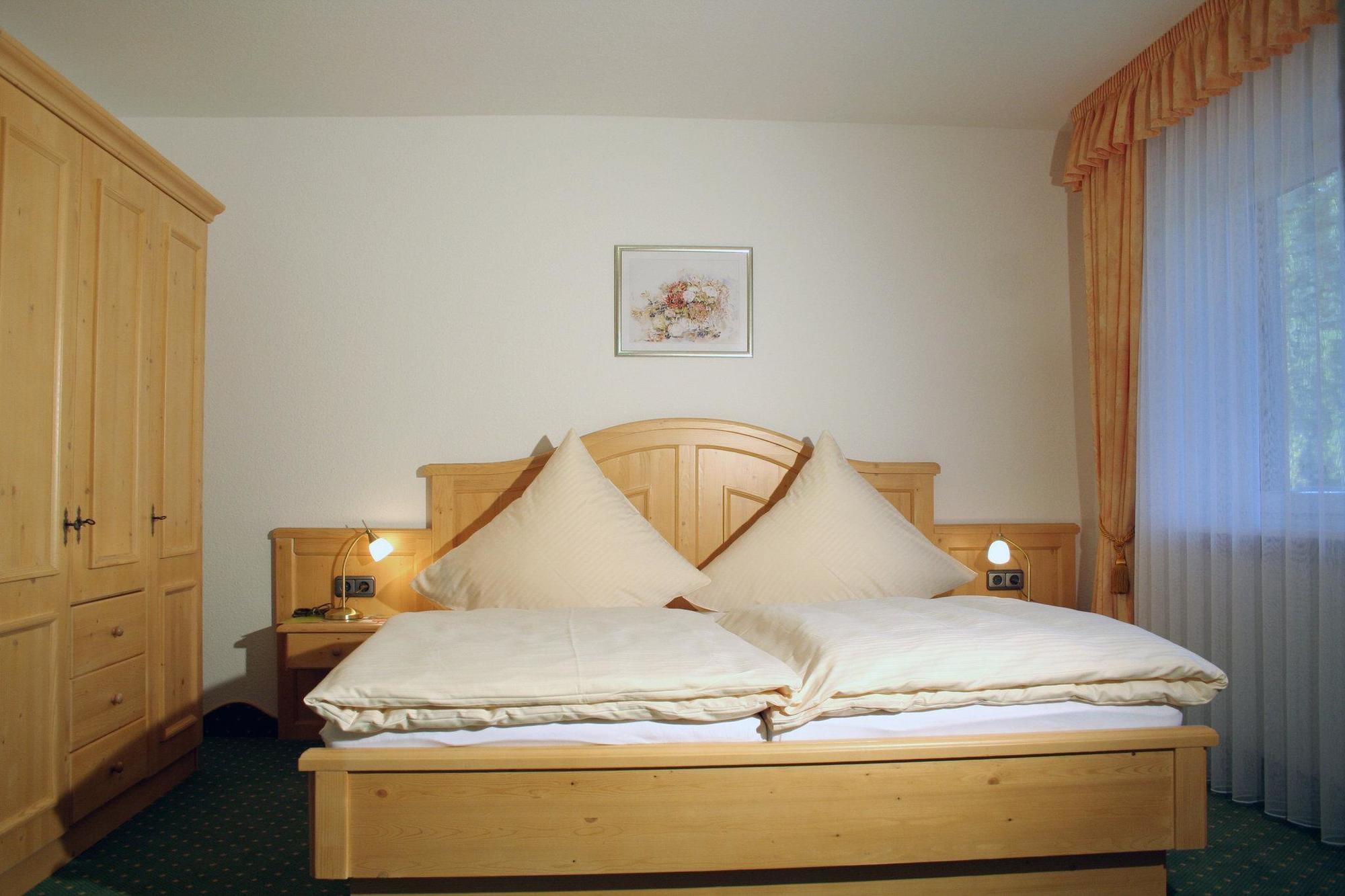 Hotel Cafe Fuggerhof Oberstdorf Room photo